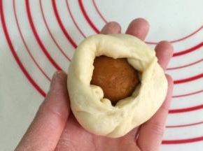 像包包子一样，收好口捏紧。