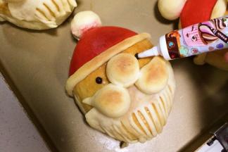 烤完出炉后，用隔水融化的黑巧克力笔点缀下眼睛。