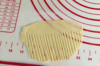 用刮刀切出长胡须条。