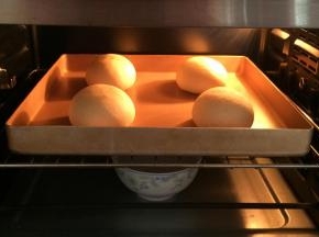 入烤箱内进行二次发酵，在烤箱底下放一碗热水保持湿度，约发至两倍大。