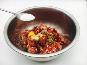 放入适量的盐。