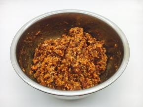 把胡萝卜和肉馅调匀，还是朝一个方向搅拌。