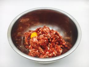 肉馅中放入2个鸡蛋。