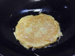 把两面都煎成金黄色。