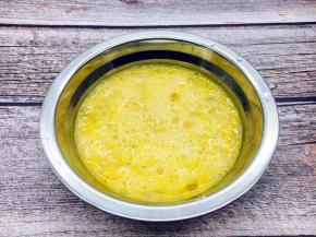 打散鸡蛋液，放入少许白胡椒粉。