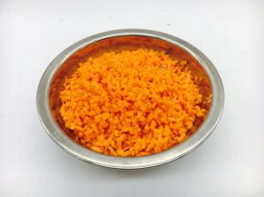 胡萝卜切成碎丁。