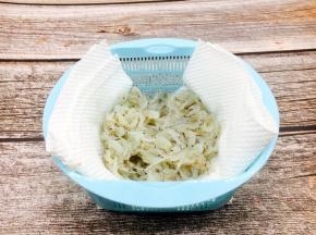 沥干水分或者用厨房用纸吸干水分。