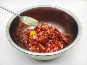 放入1小勺白胡椒粉。