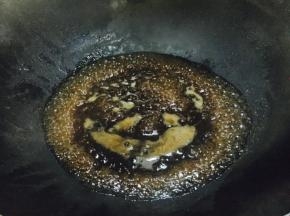 锅里放入1汤勺的水，放入3勺的蚝油，2滴香油，少许的白糖，搅拌均匀，煮开。