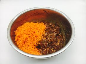 放入胡萝卜碎。