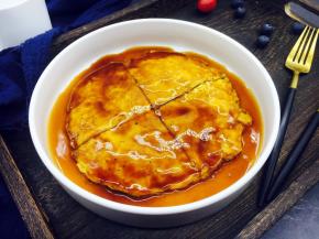 将蚝油汁淋入鸡蛋饼上。