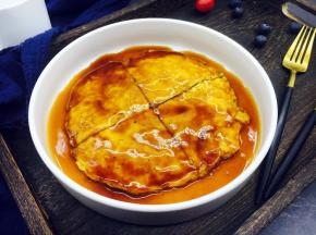 将蚝油汁淋入鸡蛋饼上。