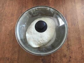 在调馅之前我们把面和好，面不妨多和一些，面要稍微柔软些。 和面时水要分次分量往里加，先把它合成絮状，然后再把面和光滑，盖上锅盖或者保鲜膜静置30分钟。