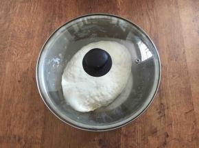 在调馅之前我们把面和好，面不妨多和一些，面要稍微柔软些。 和面时水要分次分量往里加，先把它合成絮状，然后再把面和光滑，盖上锅盖或者保鲜膜静置30分钟。