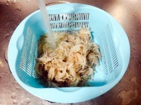 冲洗干净鲜虾皮。