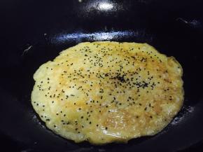 在表面撒上少许黑芝麻。