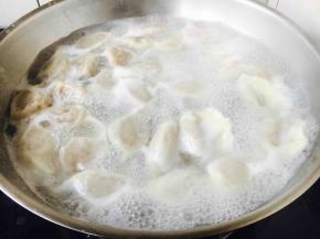 锅里放大量的水，水开后将饺子推入锅里。 一次别煮太多，我每次煮30个左右。
煮饺子时朝一个方向搅动，期间水开后往里倒入一小碗的凉水，这样重复4次。 这是饺子刚下锅时的状态，刚下锅后一定先用勺按照顺时针推水，这样饺子就不沉底，不粘锅啦。
这是水开后饺子浮在水面的状态。
饺子煮熟后用笊篱捞出来，控一下水份，然后装盘。