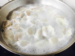 锅里放大量的水，水开后将饺子推入锅里。 一次别煮太多，我每次煮30个左右。
煮饺子时朝一个方向搅动，期间水开后往里倒入一小碗的凉水，这样重复4次。 这是饺子刚下锅时的状态，刚下锅后一定先用勺按照顺时针推水，这样饺子就不沉底，不粘锅啦。
这是水开后饺子浮在水面的状态。
饺子煮熟后用笊篱捞出来，控一下水份，然后装盘。