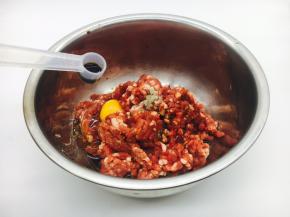 暂时先放入老抽3g。
第13步骤还需要放3g的老抽。