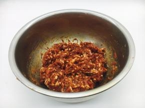 把调料和肉馅朝一个方向搅拌调匀，大约调100下，再放入3g的老抽，继续朝一个方向调匀，调约100下。