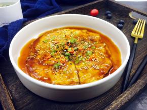 撒上少许的青红椒碎和少许的黑、白芝麻。