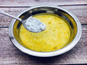 放入2小勺的淀粉。