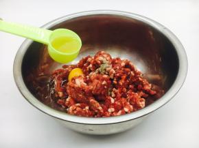 2勺啤酒（料酒）和适量的水。