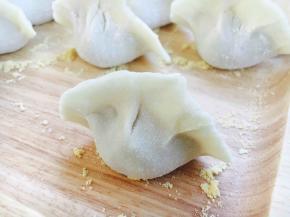 小饺子包好了，虽然没有漂亮的褶，但是很实惠，是个大肚子小饺子，薄皮大馅哦。
把包好的饺子整齐的码放在饺子板上。 饺子板上要提前均匀地撒些面粉，避免饺子和饺子板粘连。