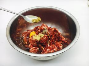 放入少许的十三香。