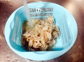 鲜虾皮用清水冲洗干净。