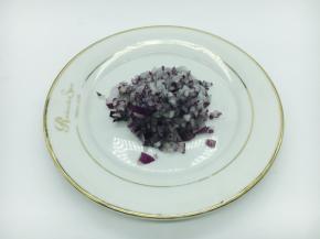 洋葱切成碎丁。