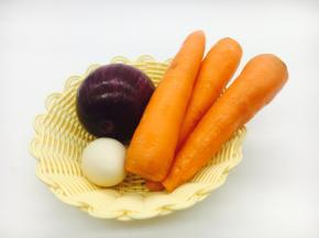 准备好胡萝卜、洋葱和鸡蛋。