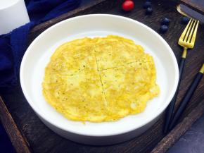 把鲜虾皮鸡蛋液饼盛到餐盘里备用。