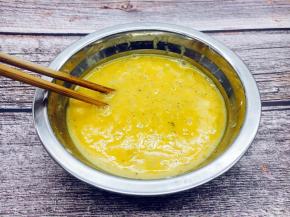 用筷子搅拌均匀至鲜虾皮鸡蛋液里无淀粉颗粒。