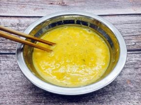 用筷子搅拌均匀至鲜虾皮鸡蛋液里无淀粉颗粒。