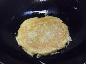 把两面煎至金黄色。