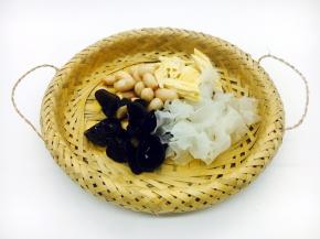 准备好的泡发好的菌类等等食材。 花生米是提前煮熟的，腐竹是提前泡发好的，切成寸段。木耳提前泡发好，撕成小朵，银耳提前泡发好撕成小朵。