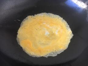 锅热后放少许油，放入鸡蛋液，煎成鸡蛋饼。