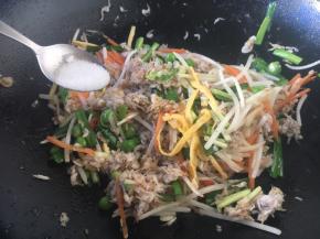 放入少许的盐调味。