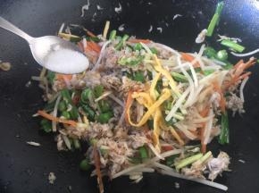 放入少许的盐调味。