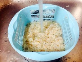 小虾皮用水冲净，沥干水分。