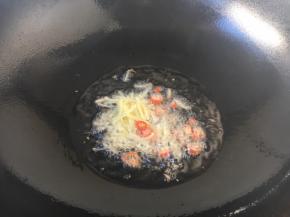 热锅凉油，煸香姜丝和小米椒。