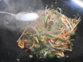 放入1勺的水淀粉勾明芡。