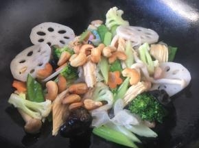 最后放入油炸过的腰果，翻炒均匀即可。