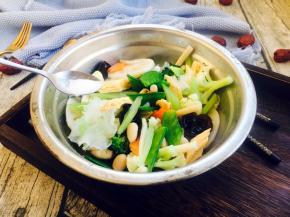 将焯过水的沥干水分的所有蔬菜放在一个容器里，放少许盐，少许白糖（提鲜用），用晃动盆的方法把盐味调匀。