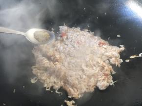 放入少许白胡椒粉。