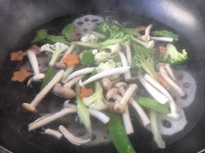 然后焯胡萝卜、鲜蘑菇、西兰花、菜花、荷兰豆、芹菜。 最后把所有食材捞出来，过凉水沥干水分备用。