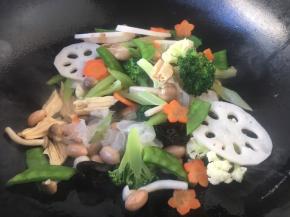 把油加热到7或8成热时，放入除腰果以外的食材。