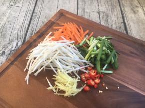 绿豆芽掐去两头，韭菜切寸段，胡萝卜切丝，姜切丝，小米椒切圈。