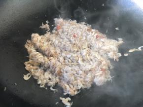 把鲜虾皮炒至颜色变成粉色。